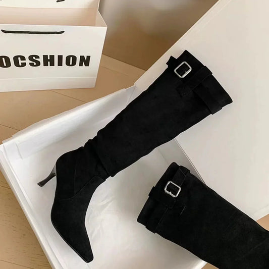 Bottes élégantes à bout pointu et silhouette élancée